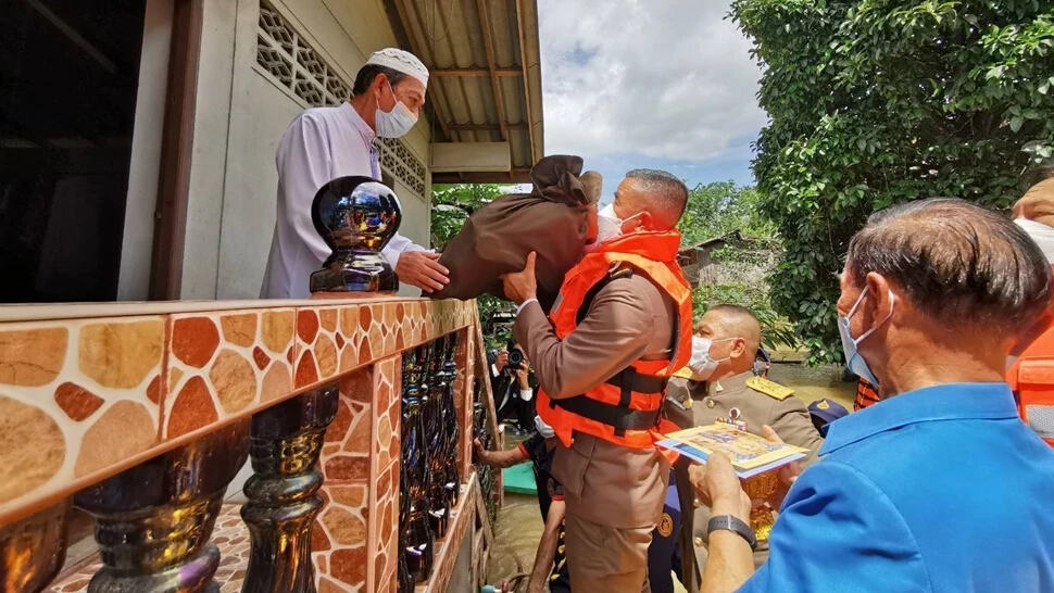 โปรดเกล้าฯ องคมนตรีเชิญถุงพระราชทานไปมอบแก่ราษฎรประสบอุทกภัย ยะลา