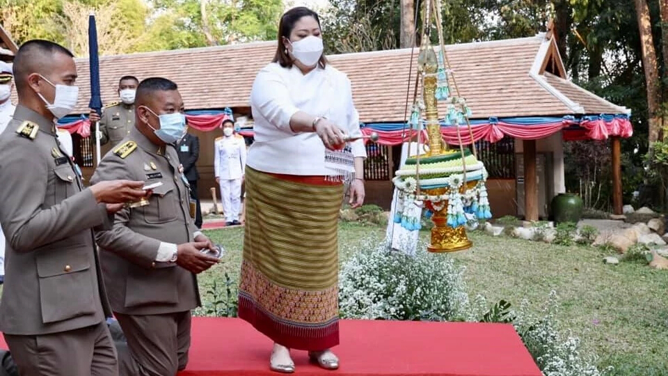 พระองค์เจ้าสิริภาจุฑาภรณ์ ทรงประกอบพิธียกยอดปลีฉัตรองค์พระธาตุเจดีย์ วัดผาลาด