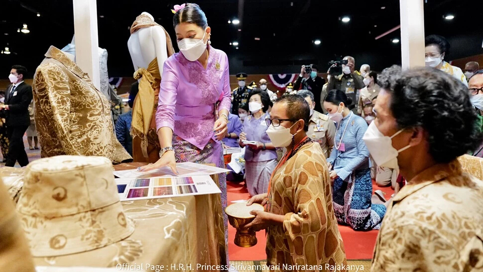 เจ้าฟ้าสิริวัณณวรีฯ ทอดพระเนตรนิทรรศการ การจัดแสดงผลิตภัณฑ์ผ้าไทย และงานหัตกรรมชุมชนภาคใต้