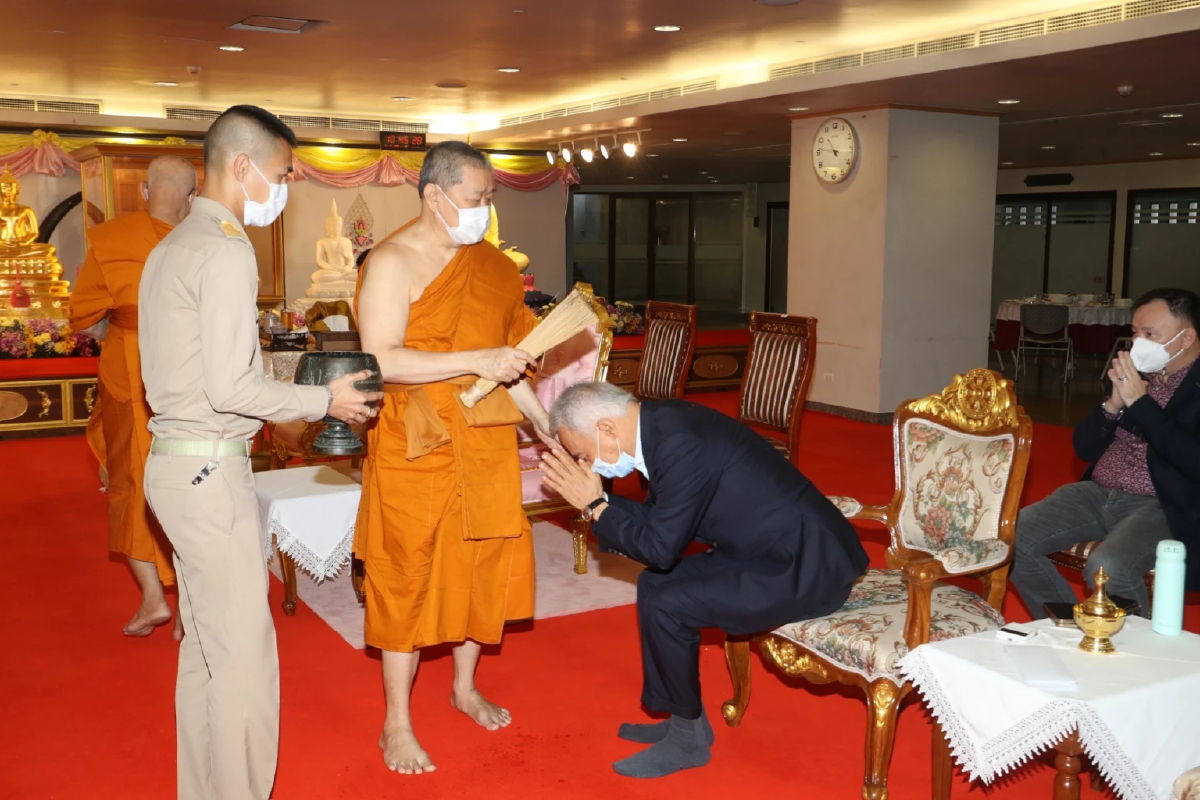 “สุวัจน์” ทำบุญวันเกิด 67 ปี วัดไตรมิตร ขอพรพระให้ประเทศชาติพ้นวิกฤต