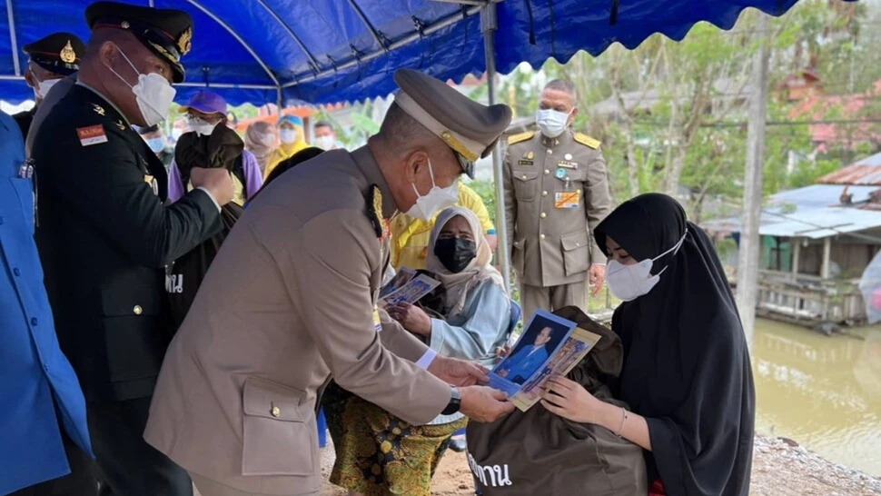 ในหลวง พระราชทานถุงพระราชทาน เครื่องอุปโภคบริโภคแก่ราษฎรประสบอุทกภัย นราธิวาส