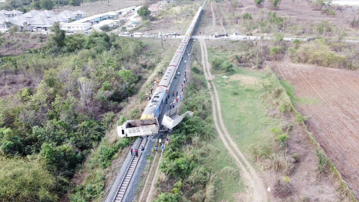 ด่วน !! เกิดเหตุรถไฟท่องเที่ยวเขื่อนป่าสักชลสิทธิ์ ชนรถบรรทุกพ่วง เจ็บ 3