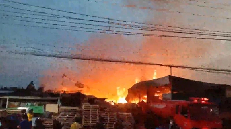 ไฟไหม้โรงไม้ผลิตพาเลทมือ 2 วอด เหตุจากไฟฟ้าลัดวงจร