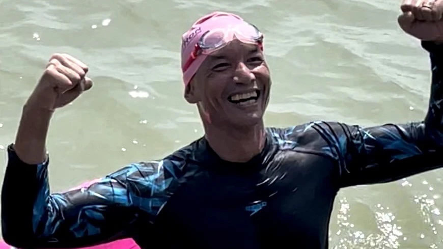 "กรณ์" โชว์ฟิต ว่ายน้ำข้ามทะเลสาบสงขลา 2 กม. โปรโมทการท่องเที่ยว