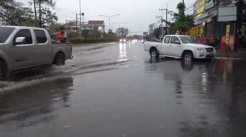 "พายุฤดูร้อน" ยโสธรฝนตกหนักนานกว่า 2 ชั่วโมง น้ำท่วมขัง