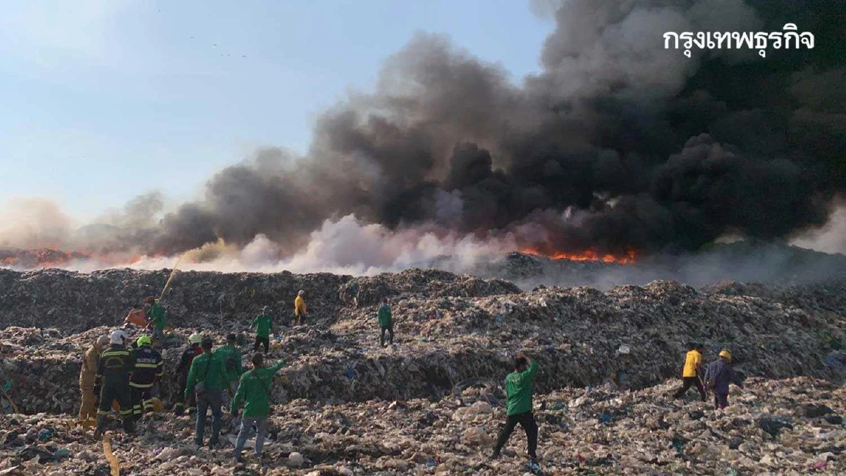 เกิดเหตุไฟไหม้บ่อขยะ ซ.ขจรวิทย์ ถ.แพรกษา เร่งฉีดน้ำสกัด