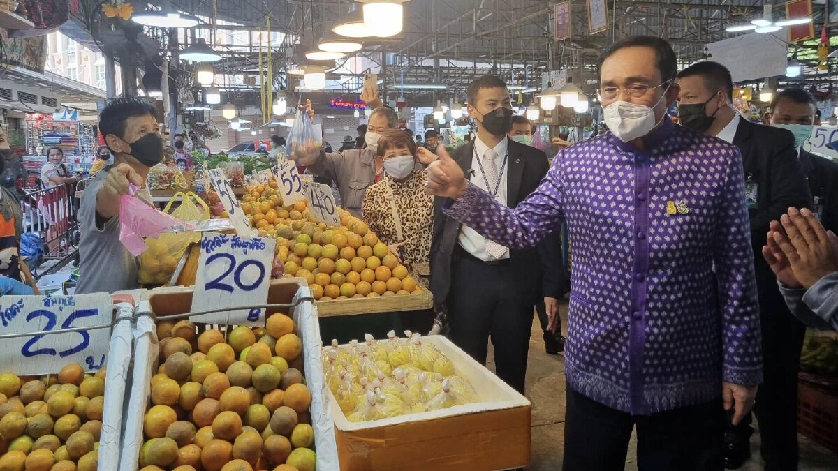 "นายกฯ" เดินชอปปิง เช็คเรทติ้ง ตลาดสะพานขาว คุยพ่อค้า แม่ค้า รับฟังปัญหา