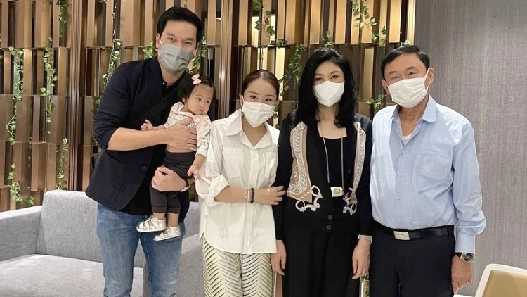 "อุ๊งอิ๊ง" อวดรูป "ทักษิณ-ยิ่งลักษณ์" เผย เห่อหลาน เสียดาย บินไปหาแค่3คืน