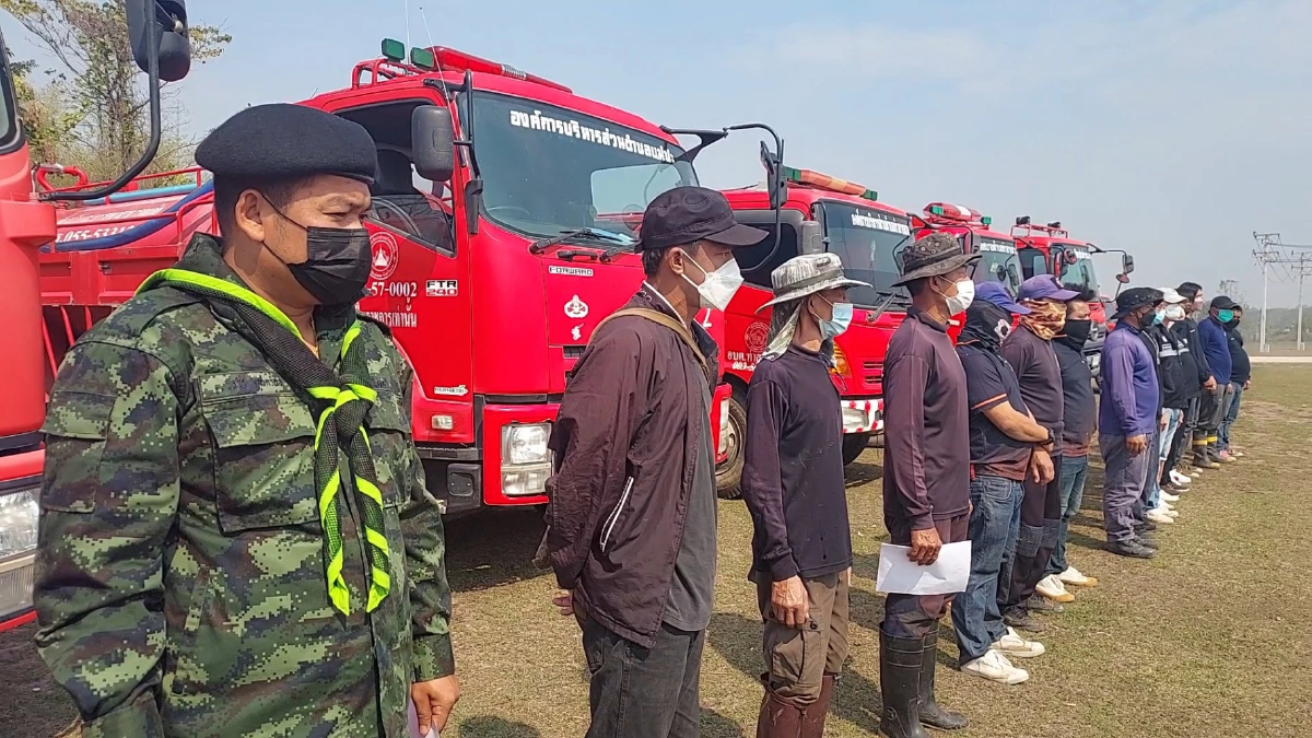 แม่สอดเผาหนัก PM2.5 กระทบประชาชน ระดมรถบรรทุกน้ำ 7 คัน ฉีดพ่น