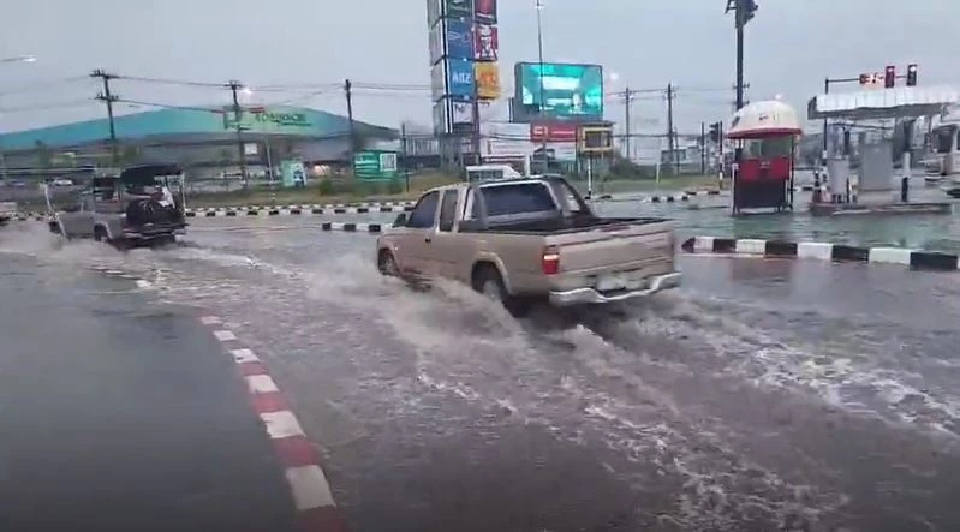 "พายุฤดูร้อน" กระหน่ำแม่สอด น้ำท่วมขังถนนหลายสาย