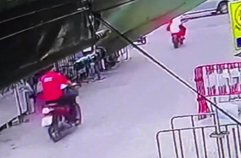 โจรใส่เสื้อห้างชื่อดัง กระชากสร้อยทองคำ 1 บาท จากคอเด็ก ตร.เช็กวงจรปิดล่า