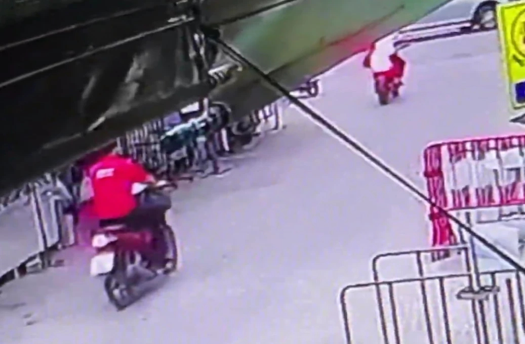 โจรใส่เสื้อห้างชื่อดัง กระชากสร้อยทองคำ 1 บาท จากคอเด็ก ตร.เช็กวงจรปิดล่า