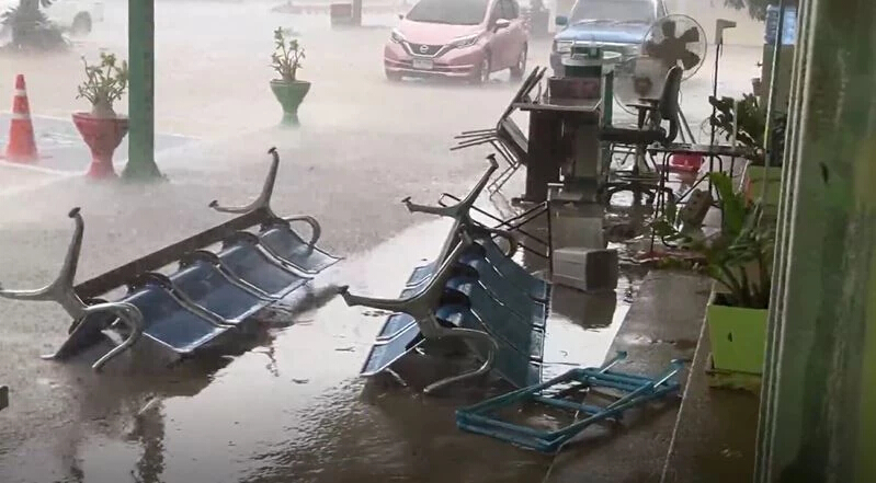 "พายุฤดูร้อน" ถล่มศรีสะเกษ เสาไฟฟ้าแรงสูงล้มระเนระนาด