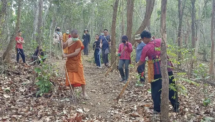 พระสงฆ์นำชาวบ้านกิ่วไม้ซางทำแนวกันไฟป่า