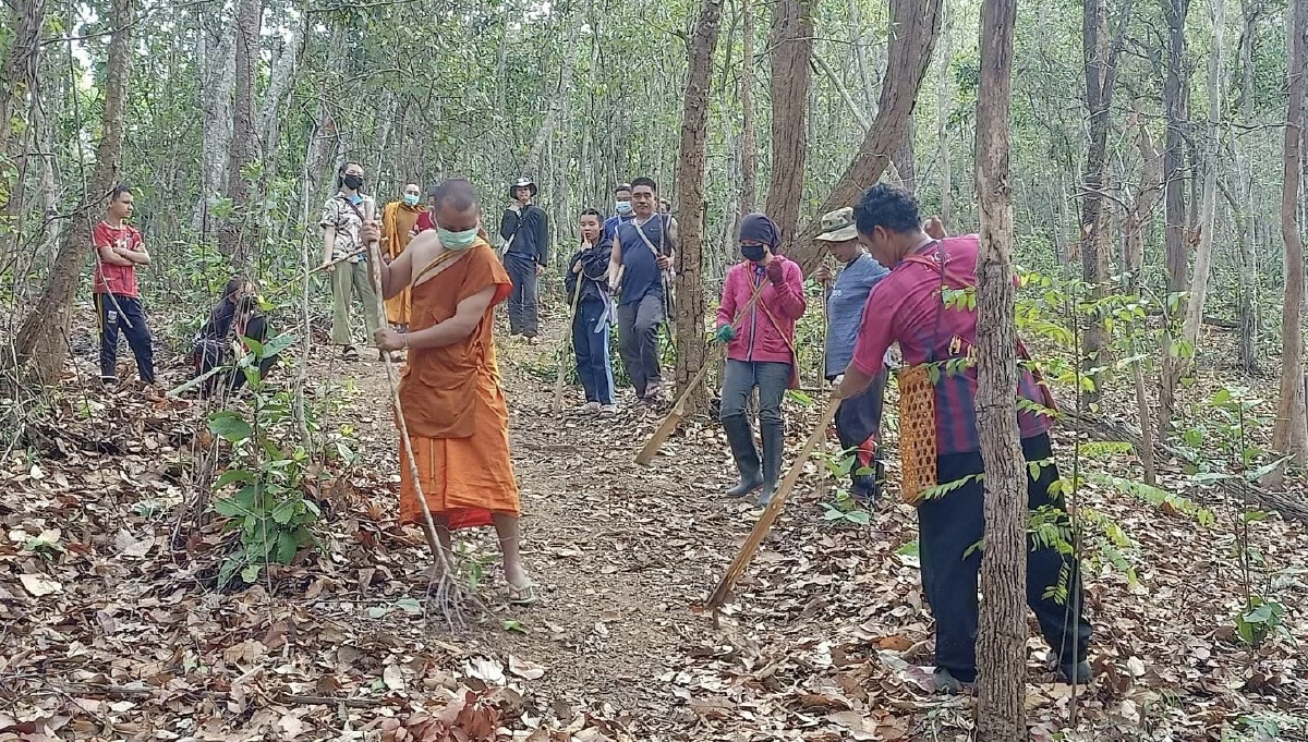 พระสงฆ์นำชาวบ้านกิ่วไม้ซางทำแนวกันไฟป่า