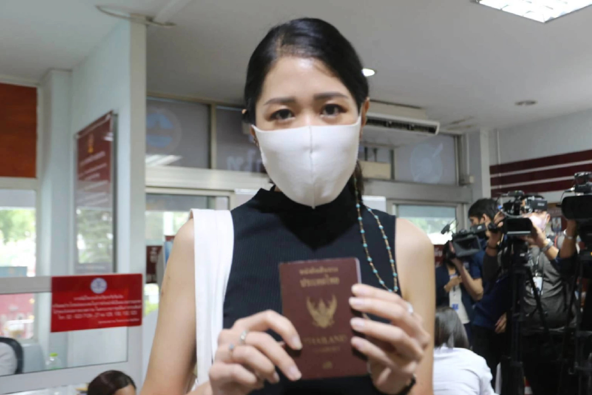 “ช่อ” บุก สน.พญาไท จี้ถามปมถูกชงถอนพาสปอร์ต ตร.อ้างแนวปฏิบัติคดีความมั่นคง