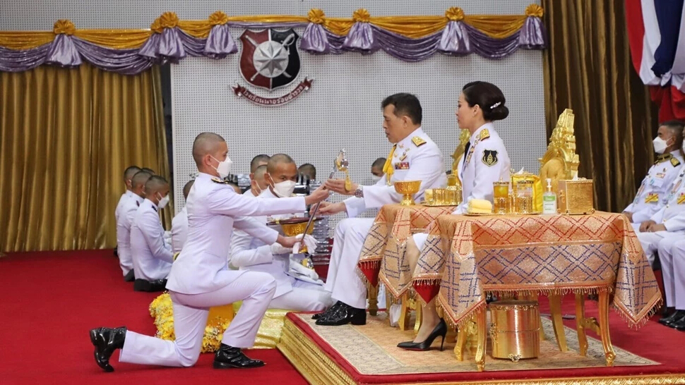 ในหลวง พระราชทานกระบี่-ปริญญาบัตรแก่ผู้สำเร็จการศึกษา รร.นายร้อยตำรวจ สามพราน ปีการศึกษา 2563