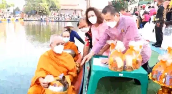 สุดยิ่งใหญ่! มหาสงกรานต์โคราช ตักบาตรทางน้ำในคูเมืองข้างลานย่าโม