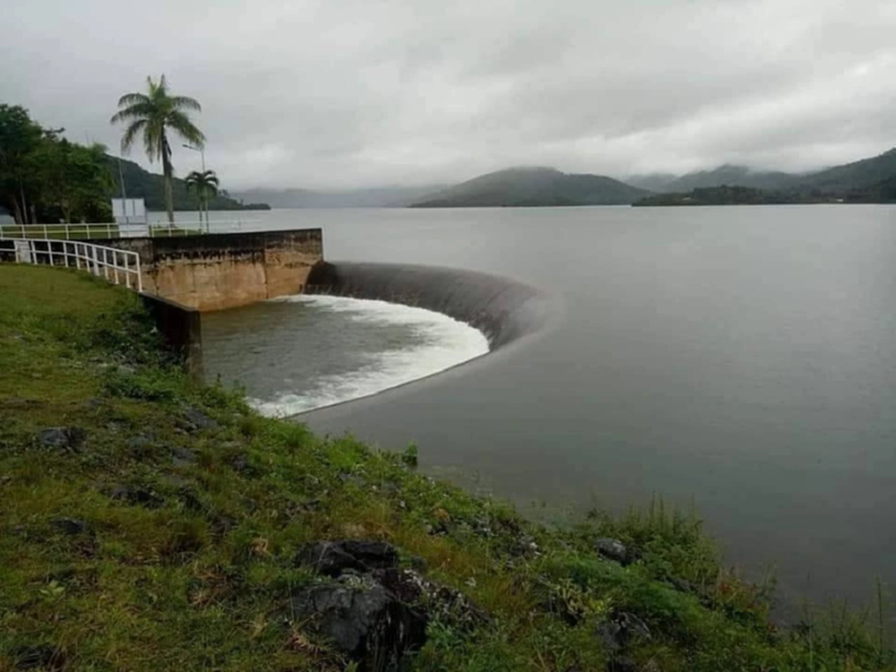 เริ่มปริ่มสปริงเวย์ "อ่างเก็บน้ำห้วยน้ำใส" เฝ้าระวังพื้นที่ลุมต่ำ