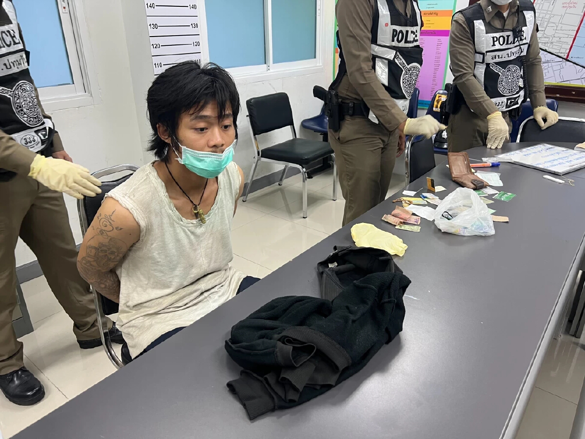 ระทึก! ชายคลั่งใช้มีดไล่แทงคนในห้างดัง ย่านราชประสงค์ เจ็บ 2 ราย