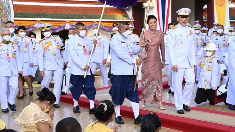 ในหลวง ราชินี ทรงบำเพ็ญพระราชกุศลถวายสมเด็จพระบูรพมหากษัตริยาธิราช ทรงสักการะพระบรมสารีริกธาตุ ภูเขาทอง