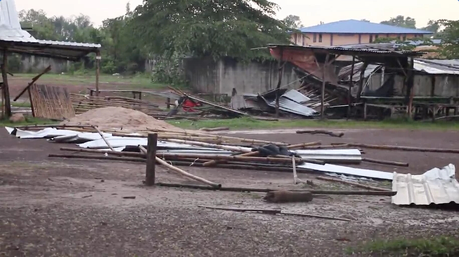 พายุฤดูร้อนถล่มมุกดาหารต่อเนื่อง พัดบ้านเรือนปชช.เสียหายหลายพื้นที่