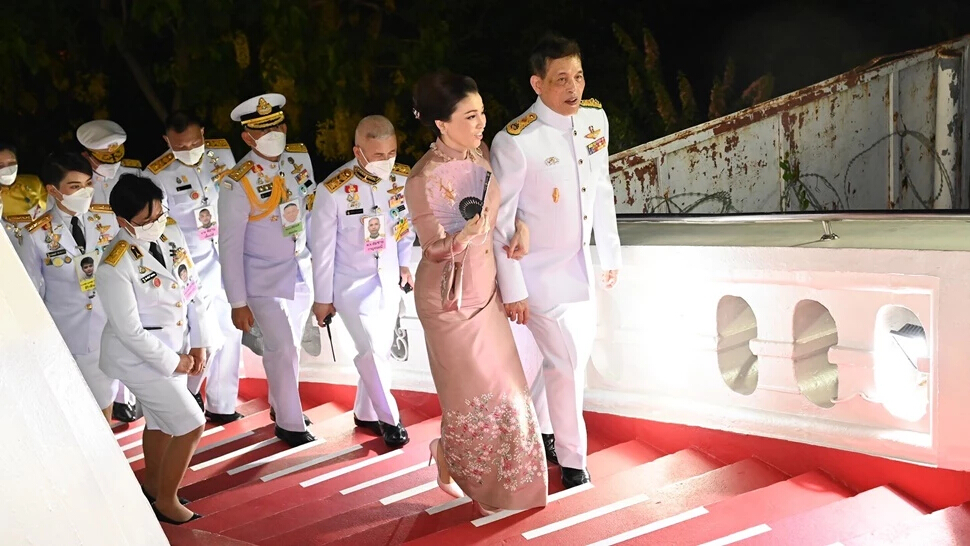 ประมวลภาพ ในหลวง พระราชินี ทรงสักการะพระบรมสารีริกธาตุ ภูเขาทอง ทอดพระเนตรทัศนียภาพกรุงเทพฯยามค่ำคืน