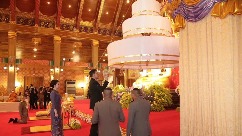 ในหลวง ราชินี ทรงประกอบพิธียกฉัตรขึ้นประดิษฐานเหนือ พระเจ้าใหญ่อินทร์แปลง วัดมหาวนาราม จ. อุบลราชธานี