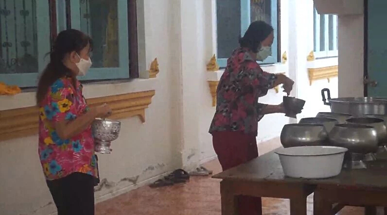"สงกรานต์ 2565" วันครอบครัว ปชช.แต่งชุดไทย-เสื้อผ้าลายดอก ทำบุญตักบาตร
