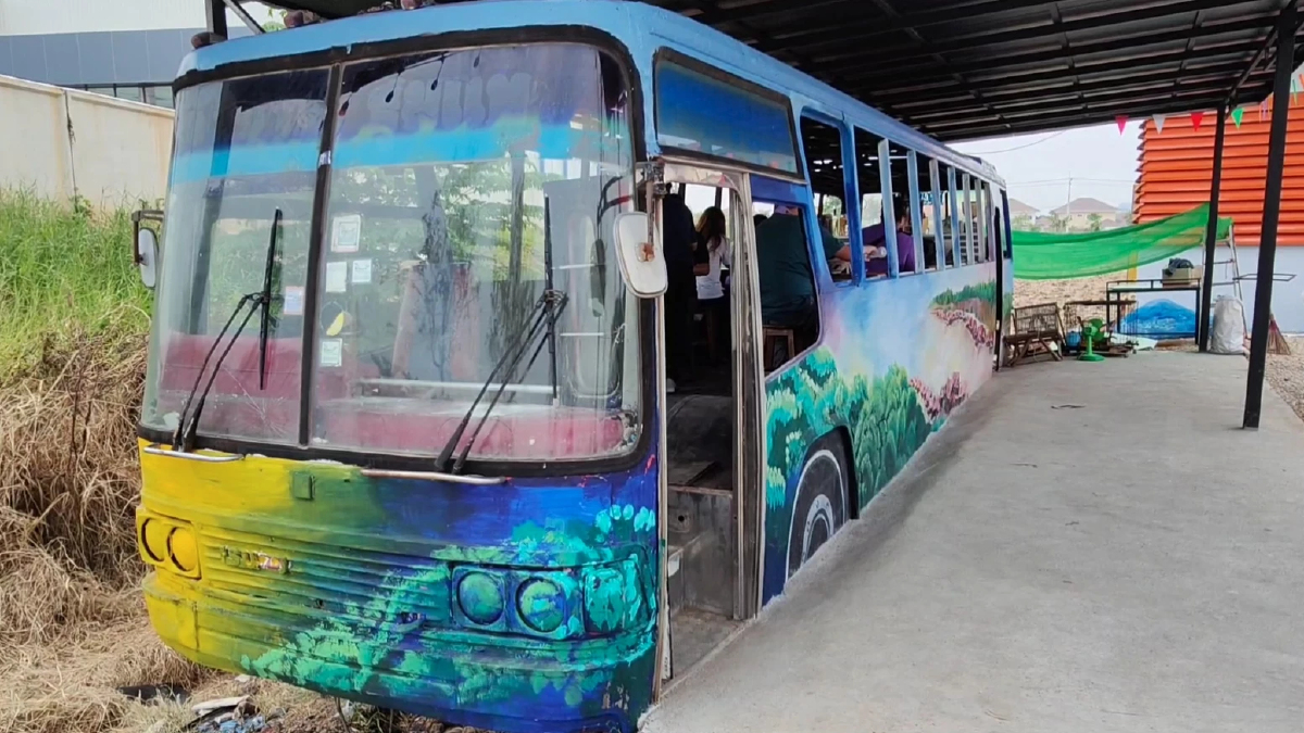 ตำรวจเกษียณนำรถเมล์เก่าตกแต่งร้านก๋วยเตี๋ยว สร้างจุดเช็คอินเรียกลูกค้า