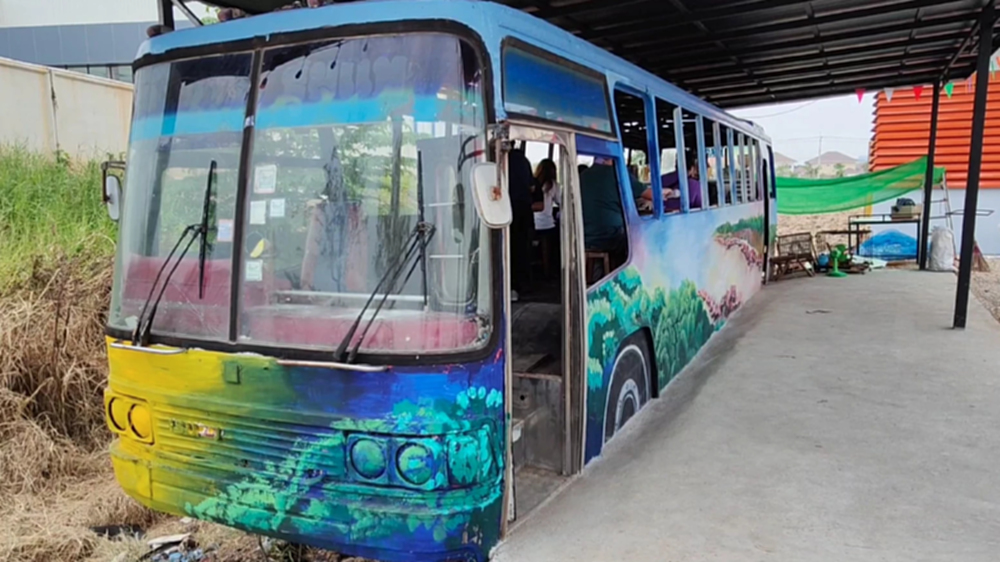 ตำรวจเกษียณนำรถเมล์เก่าตกแต่งร้านก๋วยเตี๋ยว สร้างจุดเช็คอินเรียกลูกค้า