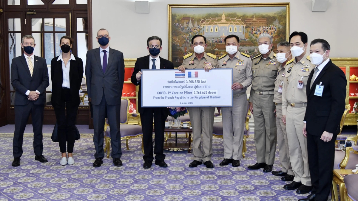 "นายกฯ" รับมอบ "ไฟเซอร์" 3.2 ล้านโดสจาก "ฝรั่งเศส" พร้อม ฉีดปชช. อย่างทั่วถึง