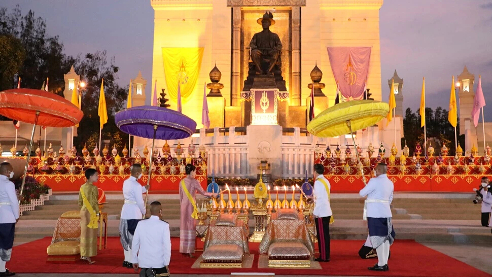 ชมภาพ ในหลวง ราชินี ทรงวางพุ่มดอกไม้ เนื่องในวันจักรี