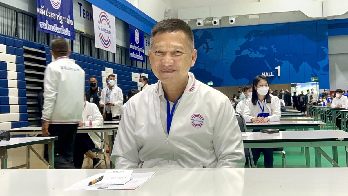 "ประวิตร" ให้รอลุ้น "เสธ.โย-บิ๊กอี๊ด" นั่ง "กก.บห." ชุดใหม่ "พปชร."