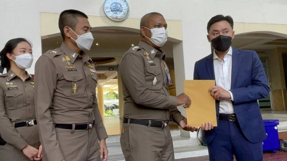 "พล.ต.ต." โผล่แจงข่าวกล่อมเหยื่อกลับคำให้การ คดีนักการเมืองดัง อนาจารสาว