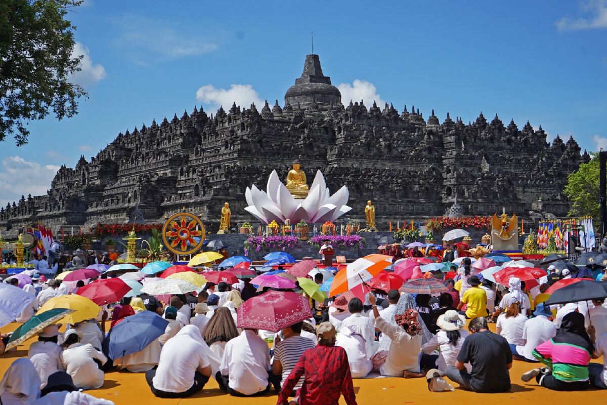 ชาวพุทธอินโดฯ ฉลองวิสาขบูชา ณ บุโรพุทโธ ครั้งแรกหลังโควิด