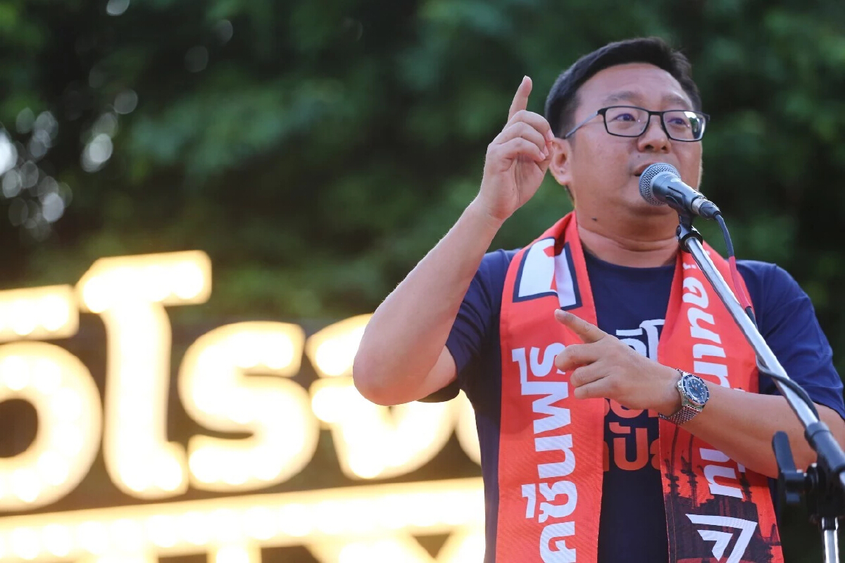 “ก้าวไกล” เหน็บ ส.ก.ไร้หัว สมคบ “ผู้ว่าฯ” ไม่มีตัว ทำสภา กทม.ไว้ต่อรองผล ปย.