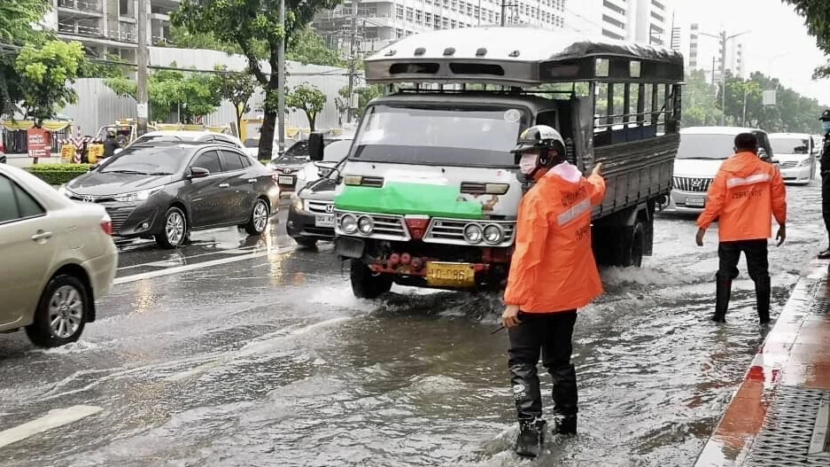 ปลัด กทม.สั่ง 50 เขต เร่งสำรวจจุดเสี่ยงน้ำท่วม หลังฝนถล่มกรุง หนักสุด 136 มม.