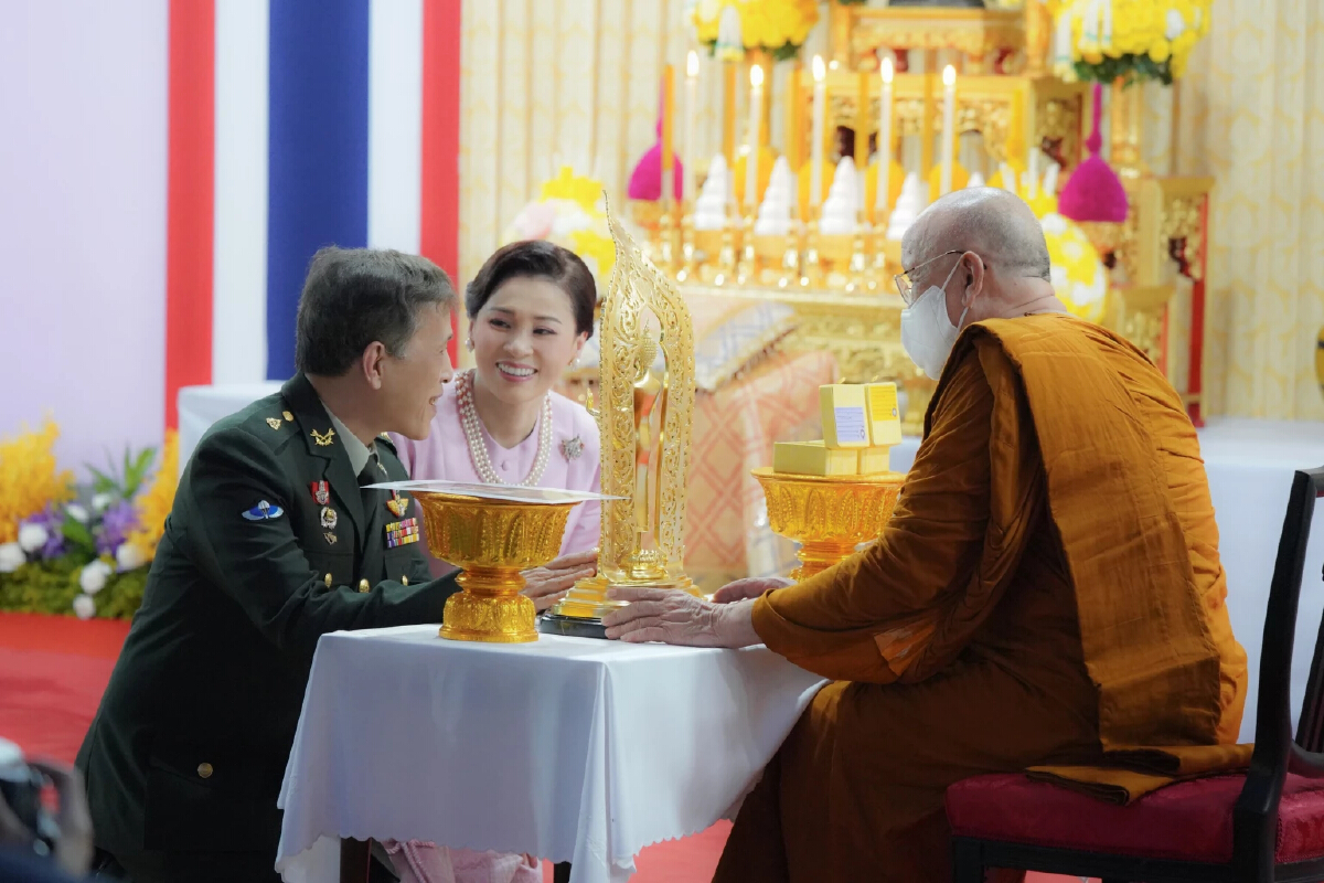 ชมภาพในหลวงทรงประกอบพิธีสมโภช “พิพิธภัณฑ์อัฐบริขารหลวงปู่ขาว อนาลโย” 