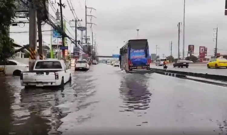ถนนพหลโยธินน้ำท่วมขังสูง ปทุมธานีฝนตกตลอดทั้งคืน