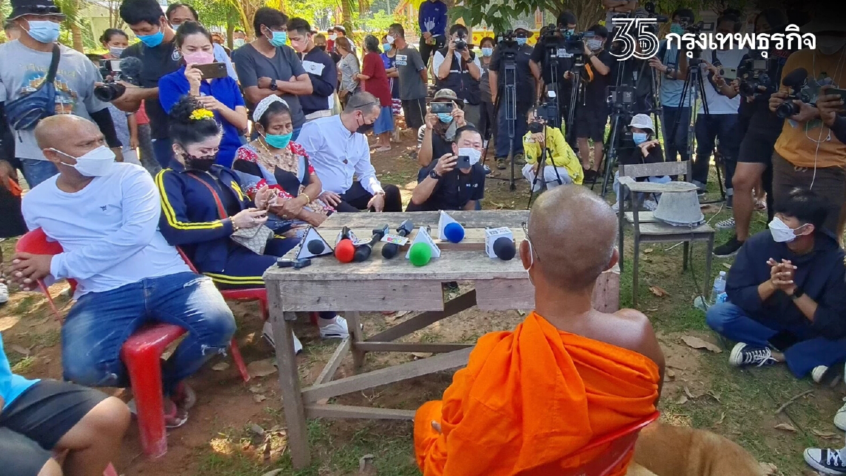 "หมอปลา" นำทีมบุก วัดใหม่พรหมพิราม ติดป้ายต้าน เจ้าอาวาสเสียงอ่อยขอ 3 วันสึก