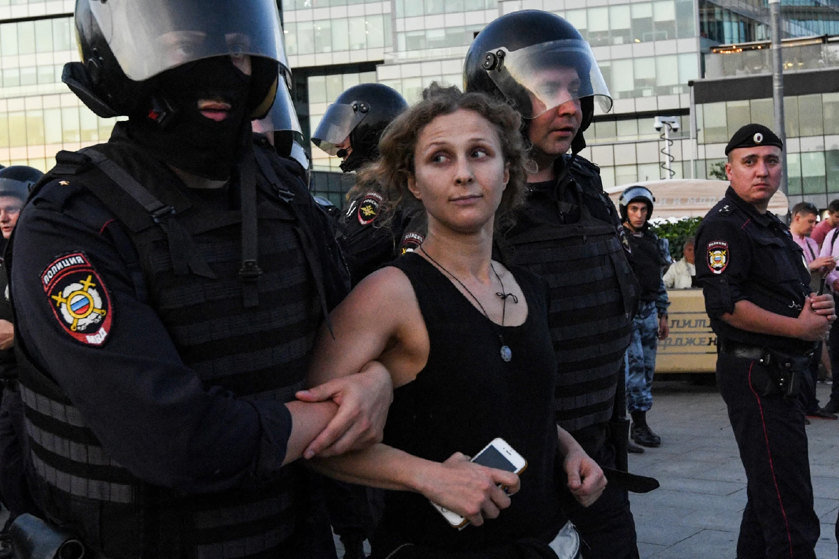 สมาชิก Pussy Riot ปลอมเป็นคนส่งอาหารหนีจากรัสเซีย