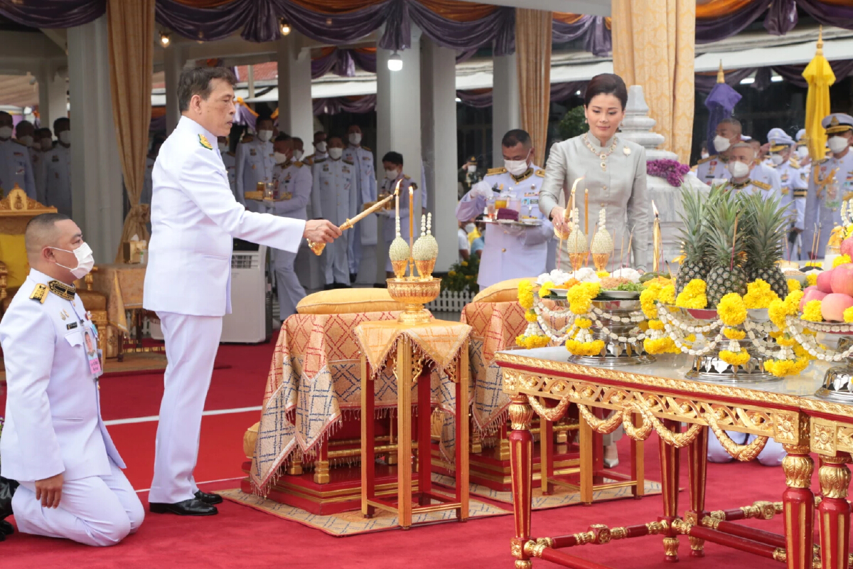 ในหลวง ราชินีทรงบวงสรวงพระหลักเมือง เนื่องในโอกาสกรุงรัตนโกสินทร์ครบ 240 ปี