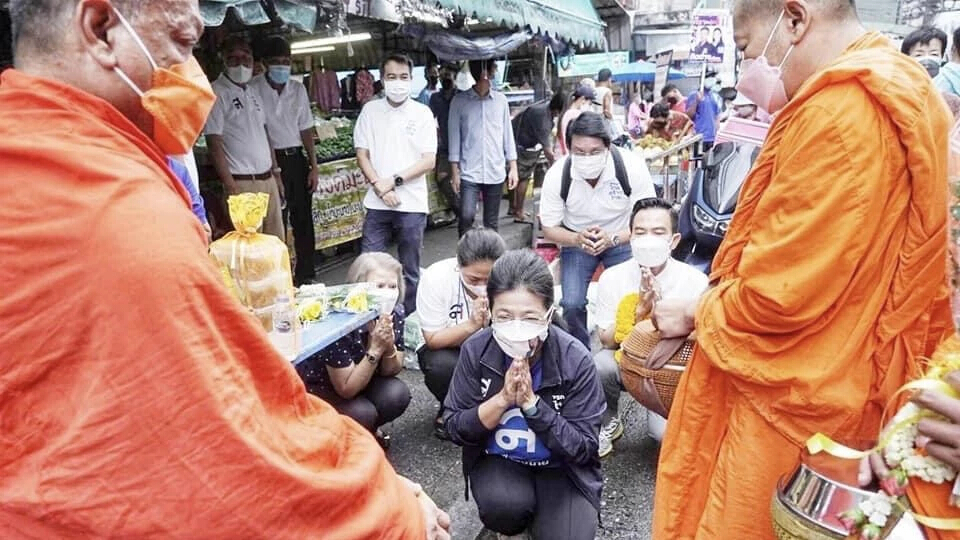 "สุดารัตน์" ใส่บาตรวันเกิด ระหว่างช่วย "ศิธา" หาเสียง "เก่ง การุณ" ร่วมด้วย