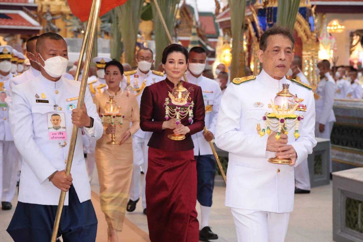 ชมภาพ ในหลวง ทรงเวียนเทียนเนื่องในพระราชพิธีวิสาขบูชา พุทธศักราช 2565