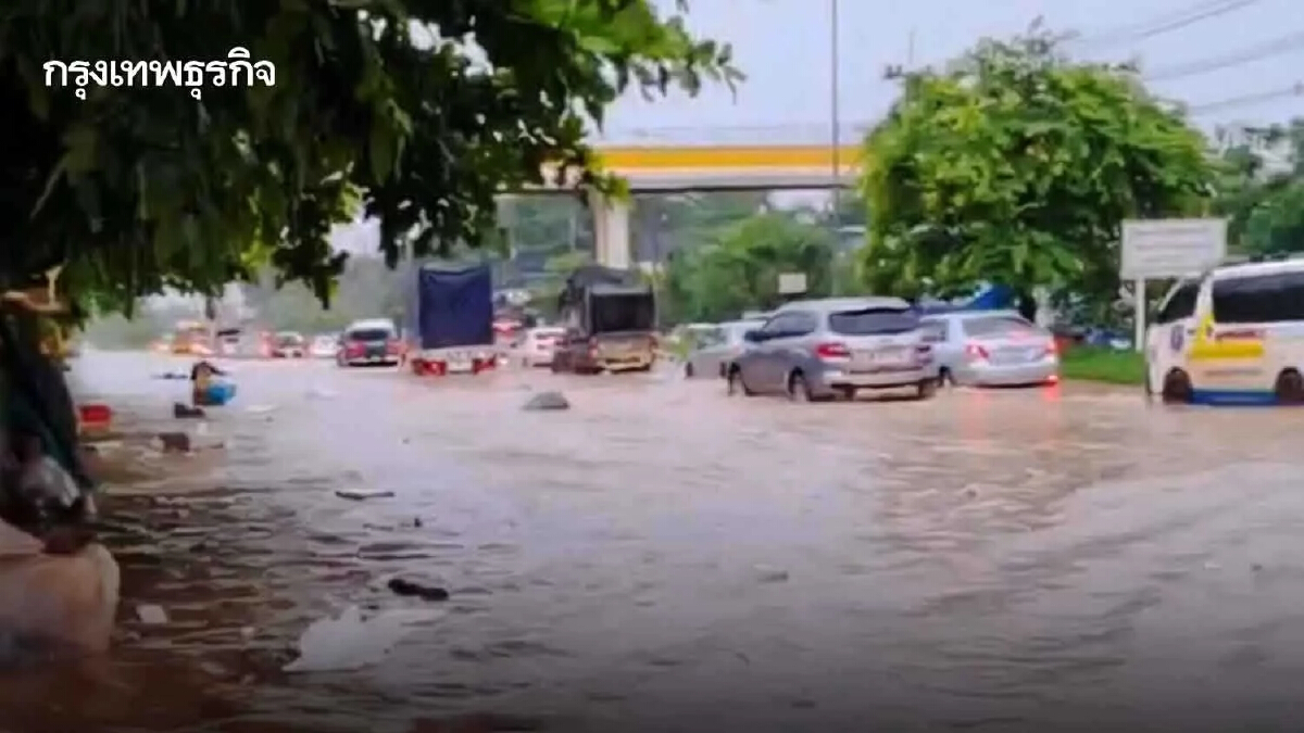 ฝนถล่มโคราช ไม่ถึง 20 นาที ทำบ้านเรือนน้ำท่วมขัง ถนนจมบาดาล