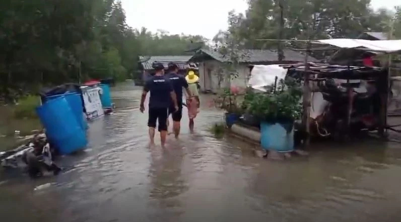 คลื่นลมแรงบวกน้ำทะเลหนุนสูง ไหลเข้าท่วมบ้านเรือนริมฝั่ง