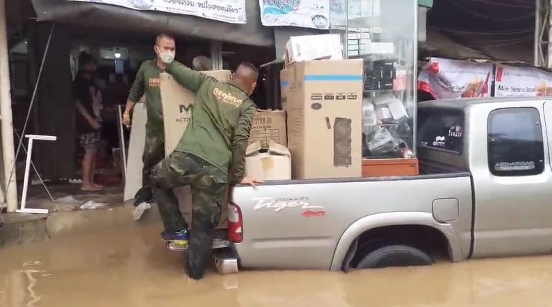 "น้ำเมย" เอ่อท่วม พ่อค้าแม่ค้าตลาดริมเมยขนของหนีน้ำกันอย่างเร่งด่วน