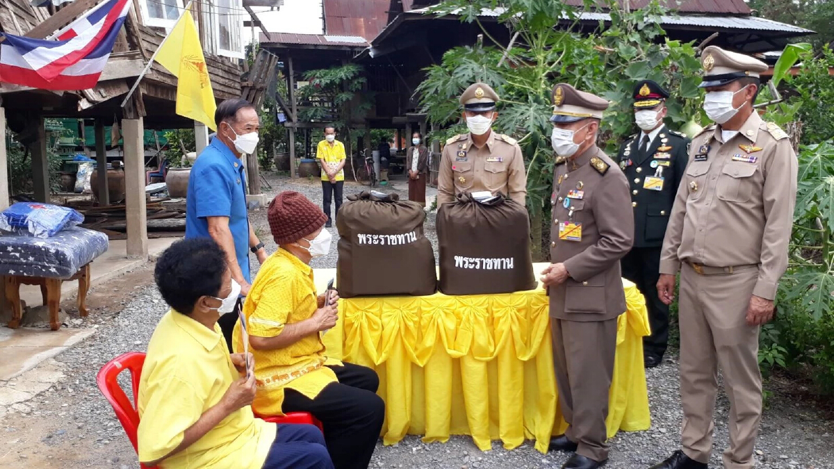 ในหลวง โปรดเกล้าฯ ให้องคมนตรีเชิญถุงพระราชทาน เครื่องอุปโภคบริโภค ไปมอบแก่ผู้ประสบวาตภัย อยุธยา