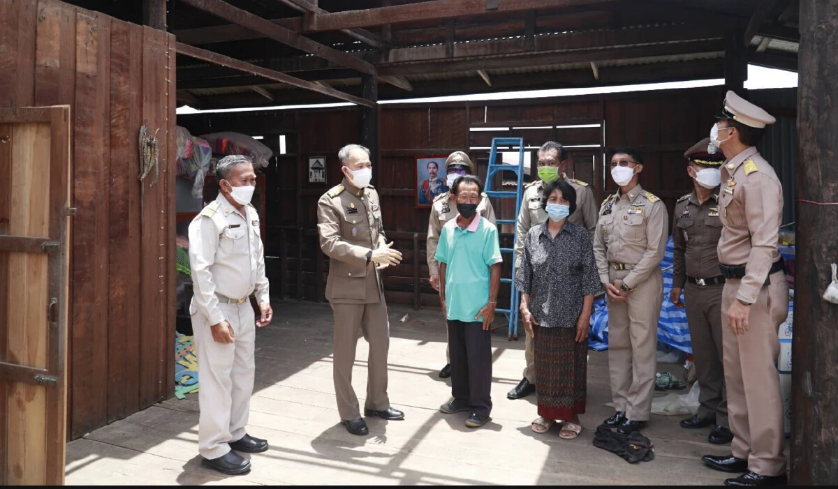 ในหลวงโปรดเกล้าฯ ให้องคมนตรีเชิญถุงพระราชทาน มอบแก่ผู้ประสบวาตภัยขอนแก่น